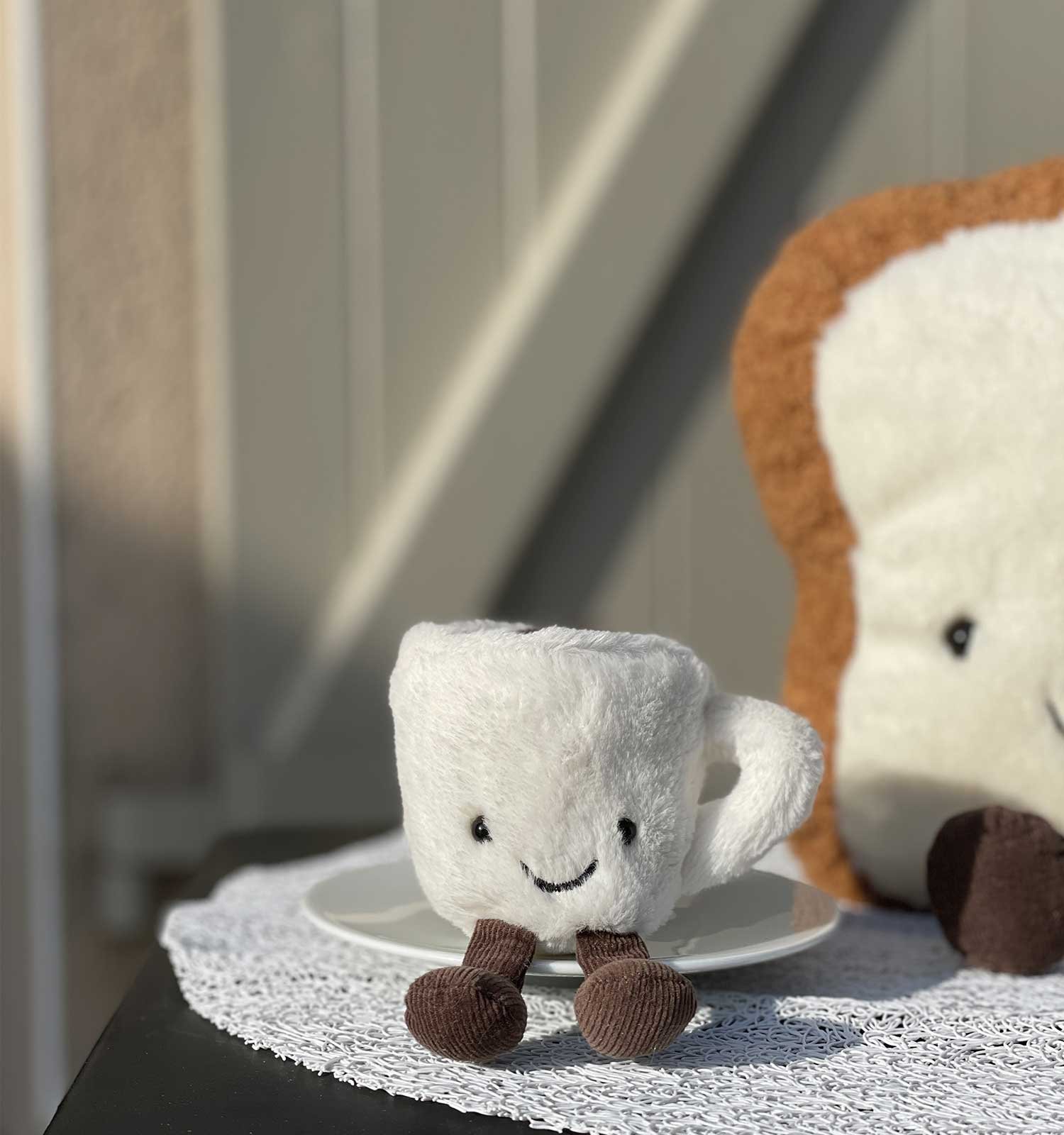 Tasse et brioche en peluche